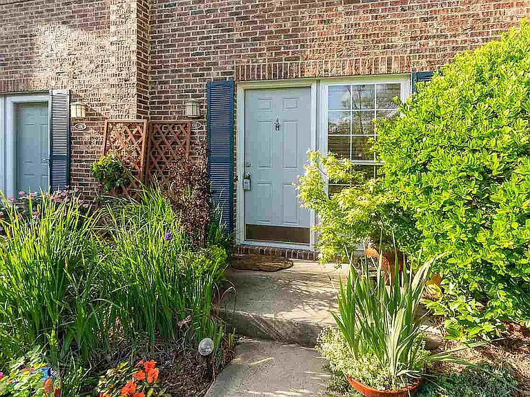 104 Marlowe Ct — Photo 12