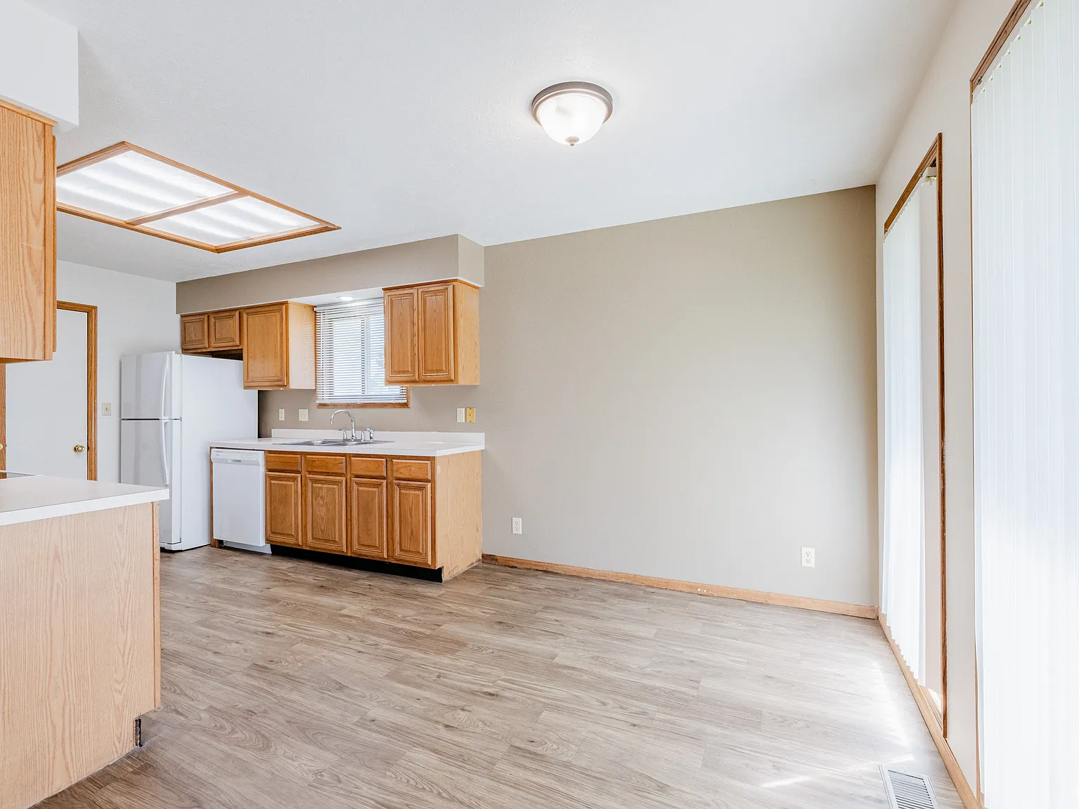 3 bed, 2232 sqft, $1,999 — Photo 3