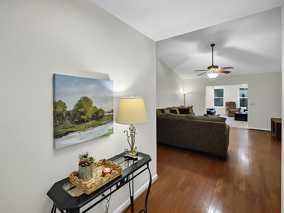 4th image of 112 New Market Dr