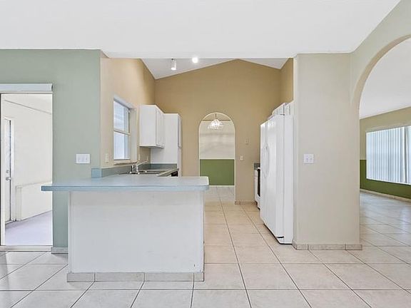 4th image of 2614 Hawthorne Ln