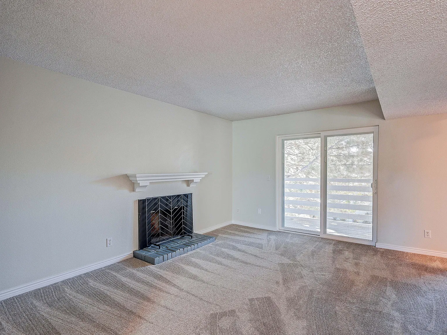 3141 S Tamarac Dr — Photo 2