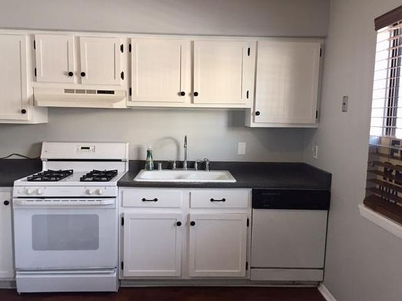 Kitchen w/ appliances