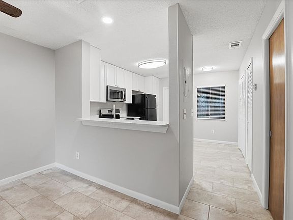 4th image of 307 Sandlewood Trl