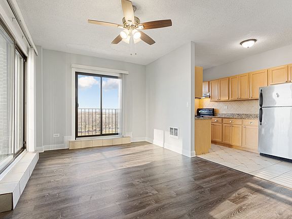 4th image of 4520 N Clarendon Ave APT 601