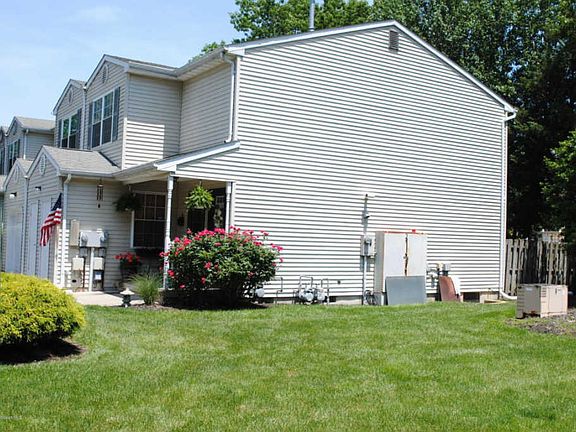 5th image of 14 Walnut St #102-02