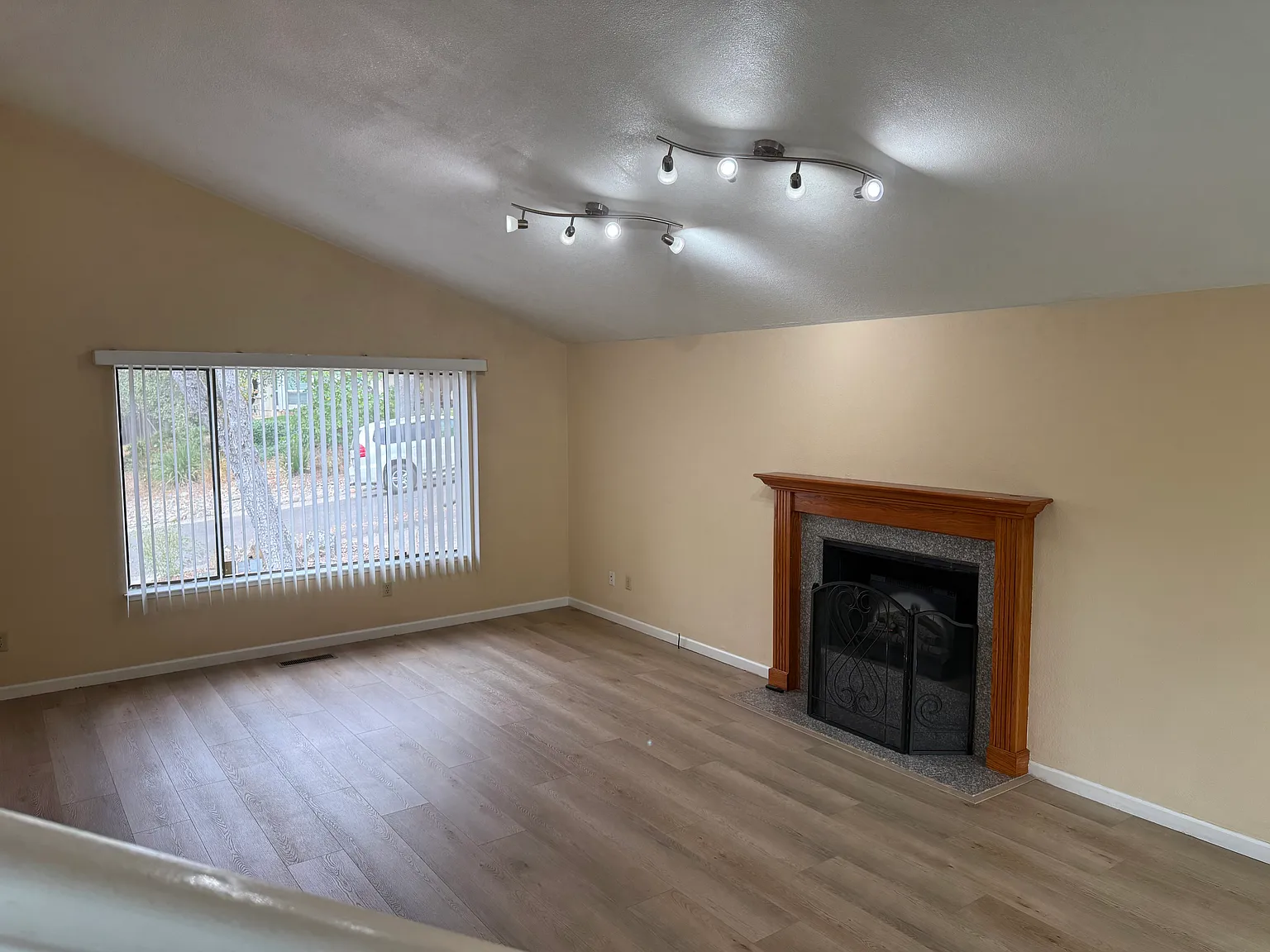 3 bed, 2.5 bath, 1744 sqft, $2,995 — Photo 3