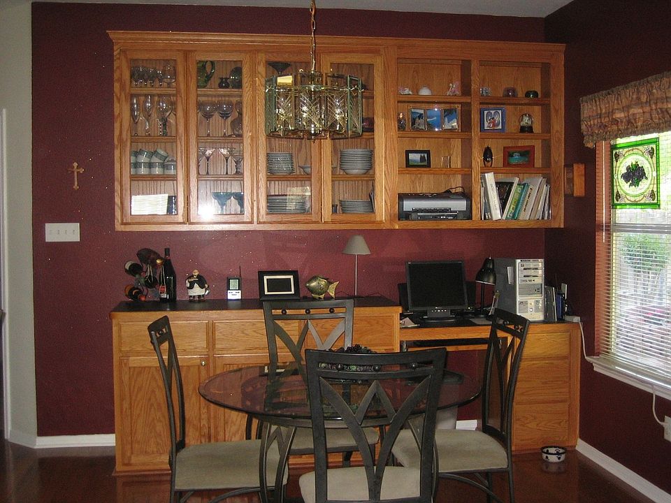 breakfast area with built-ins