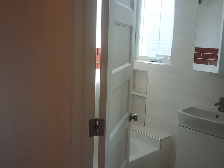 Bathroom 1 view 3