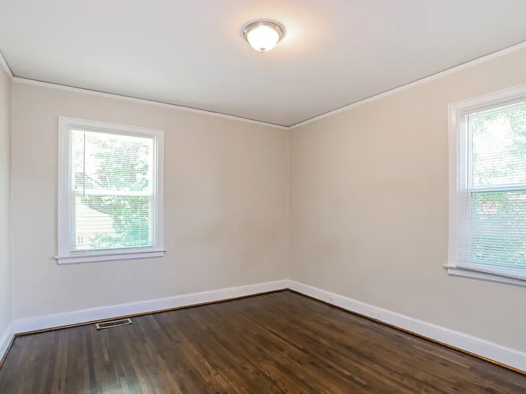 2400 Morton St — Photo 12