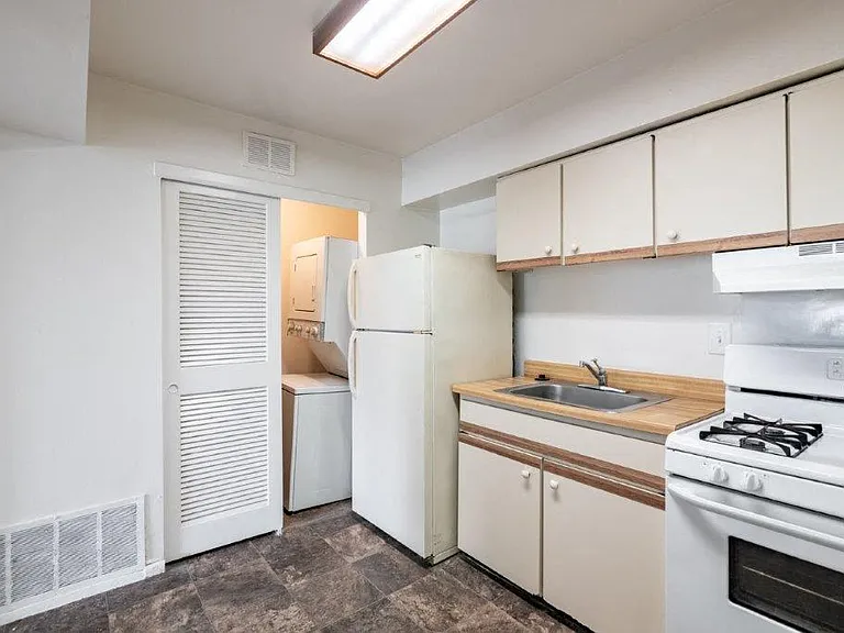 Brookside Manor Apartments and Townhomes — Photo 5