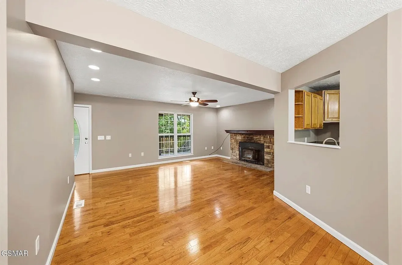 3 bed, 2600 sqft, $2,700 — Photo 2