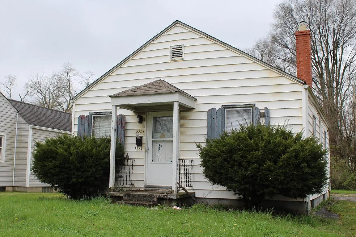 2281 Parkwood Ave photo 1