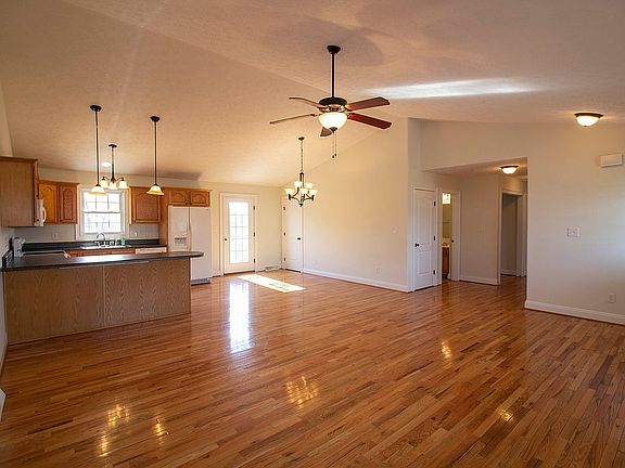 4th image of 243 Stratford Pl