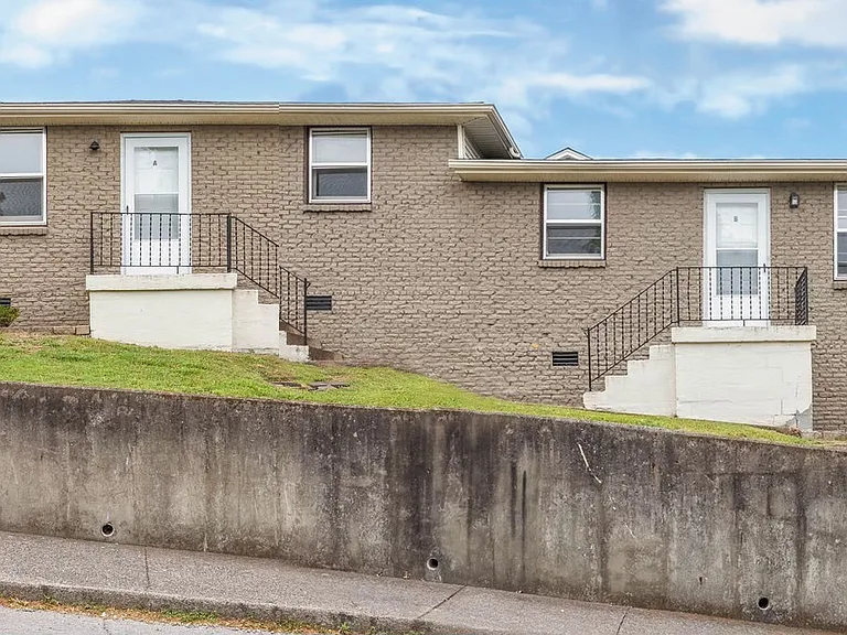 895 W Sharpe Ave #A — Photo 1