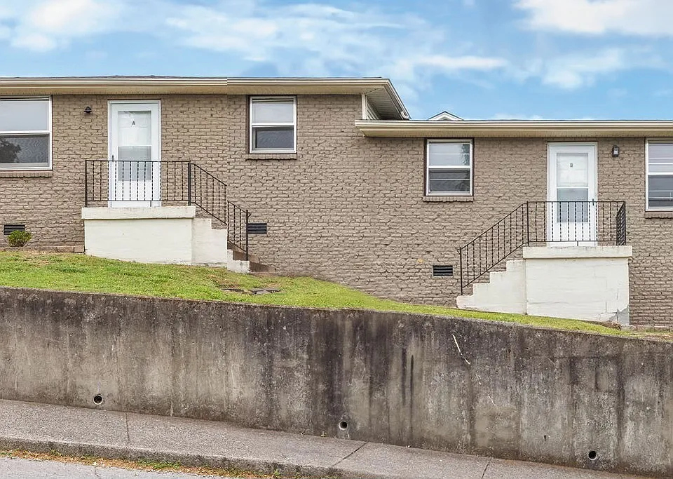 895 W Sharpe Ave #A