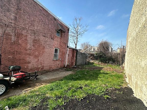 3rd image of 2305 W Sergeant St