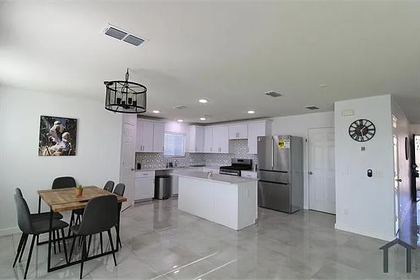 5 bed, 2118 sqft, $3,200 — Photo 3