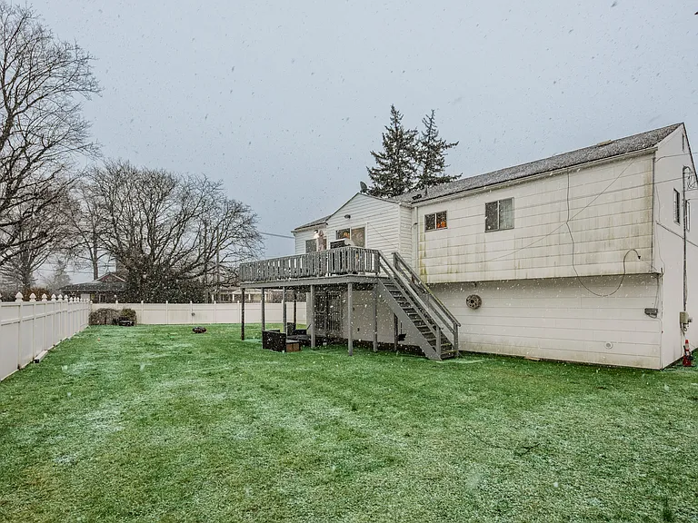18 South Dr — Photo 22