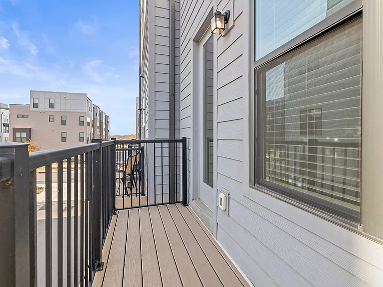 539 W Tremont Ave — Photo 17
