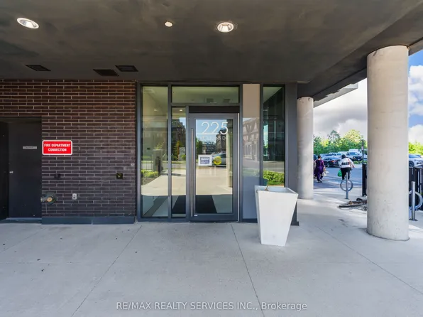 225 Veterans Dr #909, Brampton, ON L7A 5L7