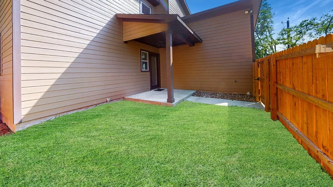 5 bed, 2222 sqft, $4,695 — Photo 2