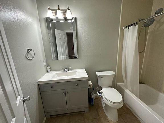 2nd image of 6006 Parkwood Dr #B