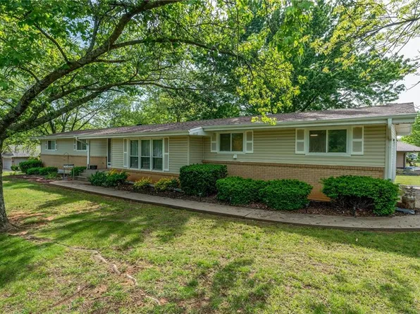 124 Hillcrest Dr, Nevada, MO 64772