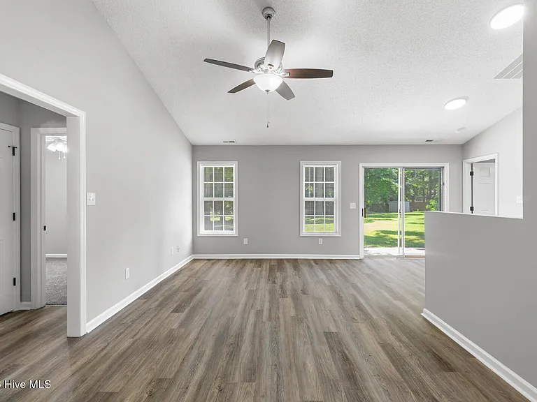 130 Sweetwater Dr — Photo 2