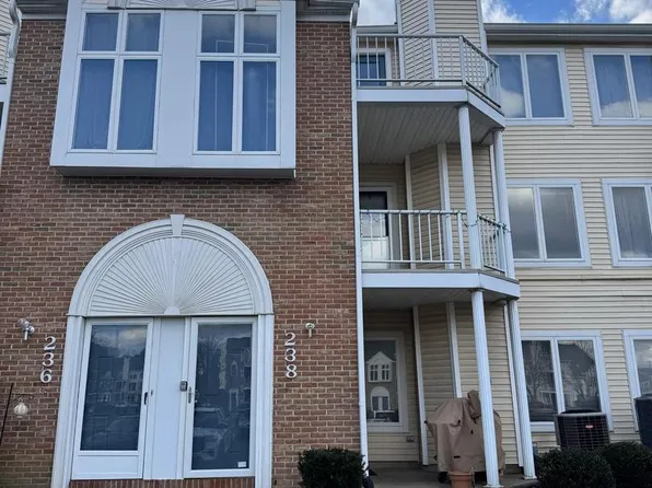 238 Colette Ct, Levittown, PA 19057