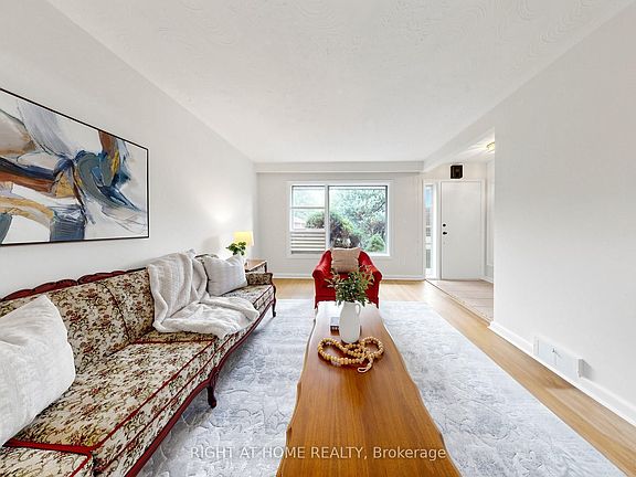 4th image of 36 Joanna Dr E