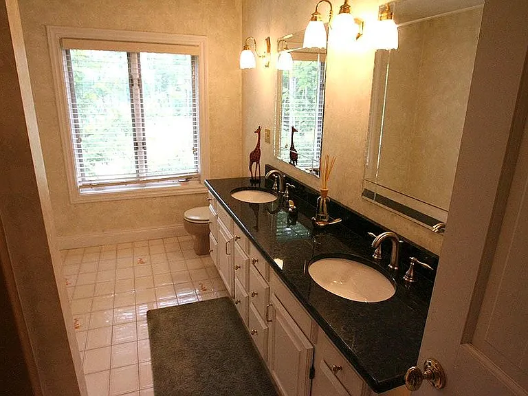 Guest/Childrens Bath (Tub/Shower)