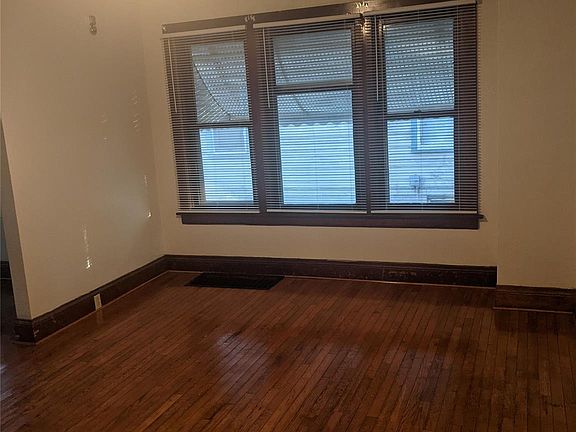 5th image of 2333 Benjamin St