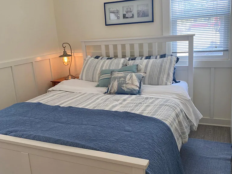 White bedroom (queen)
