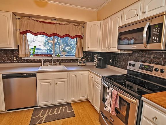 3rd image of 9 Highwood Dr