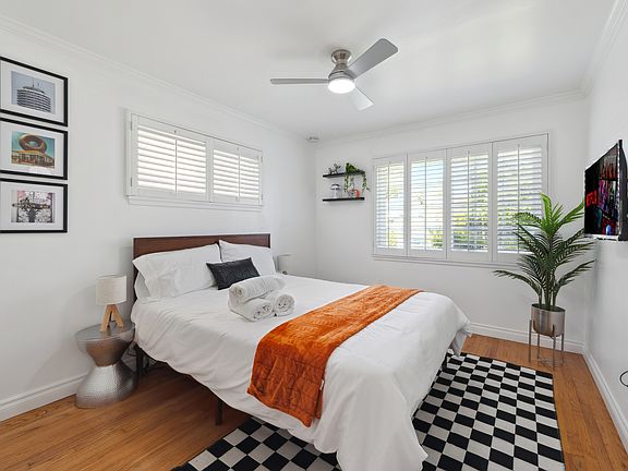 Queen bed, TV, closet