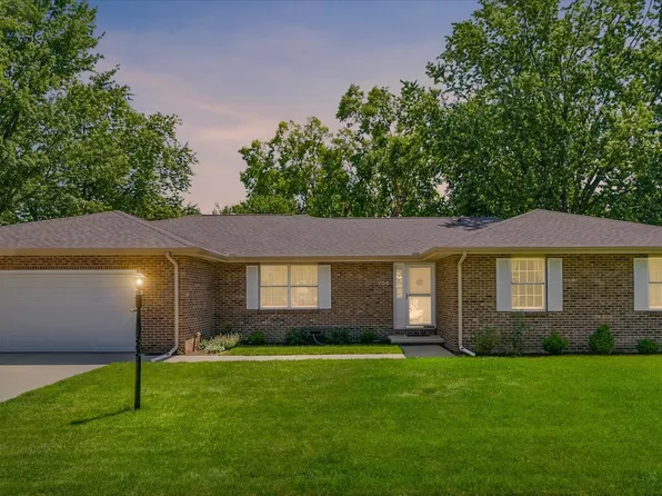 704 Wesley Ave, Savoy, IL 61874