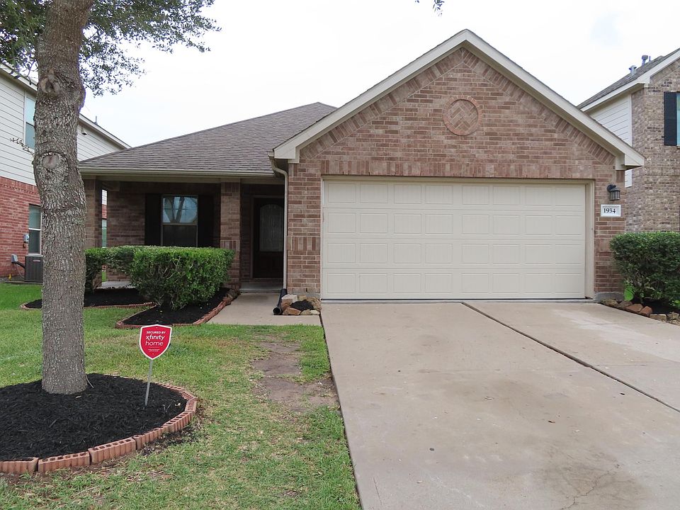 Front of the house with 2 garage parking spots
