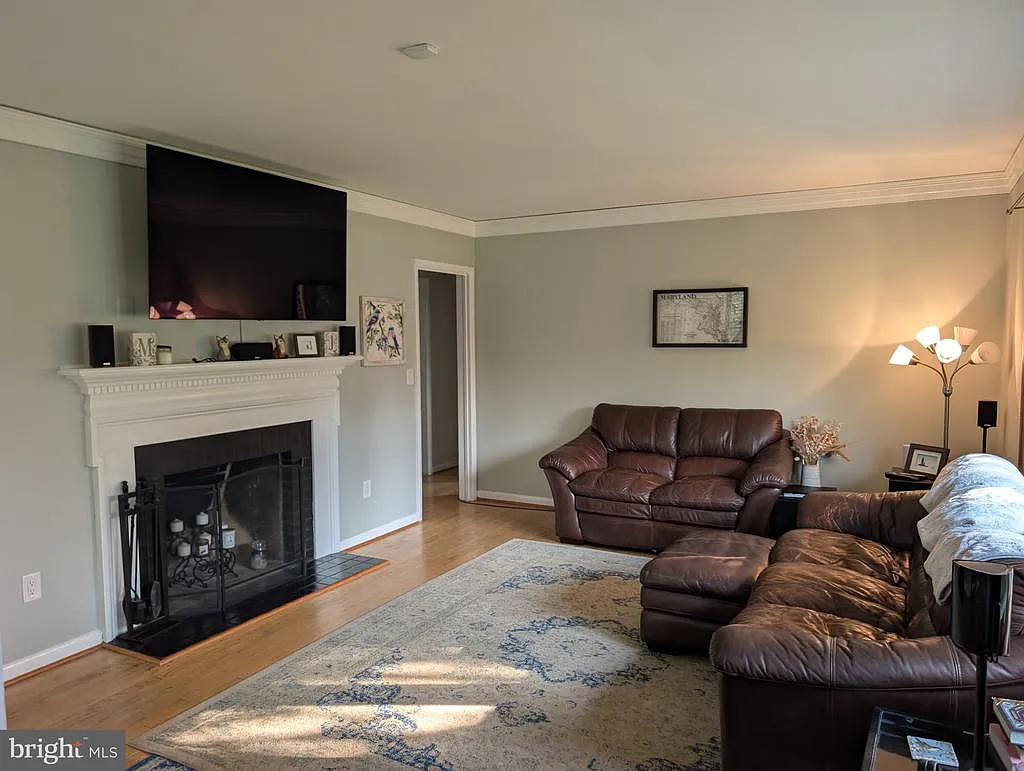 3 bed, 2.0 bath, 2100 sqft, $2,900 — Photo 2