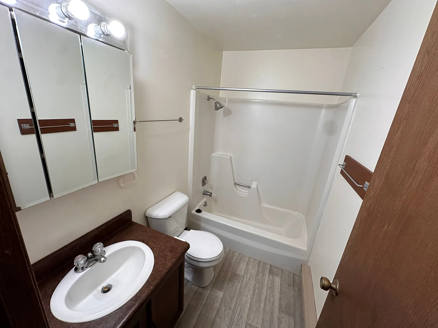 2 bed, 1.0 bath, $925 — Photo 1