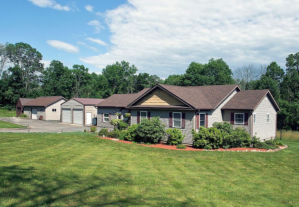 Ranch with Solar on 3.4 acre