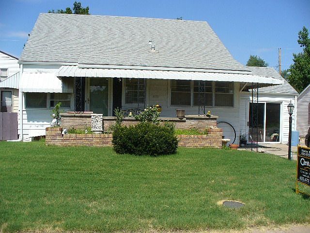 View of the front of the home