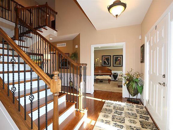 3rd image of 7284 Foxchase Dr