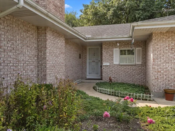 12N250 Charlotte Ct, Elgin, IL 60124