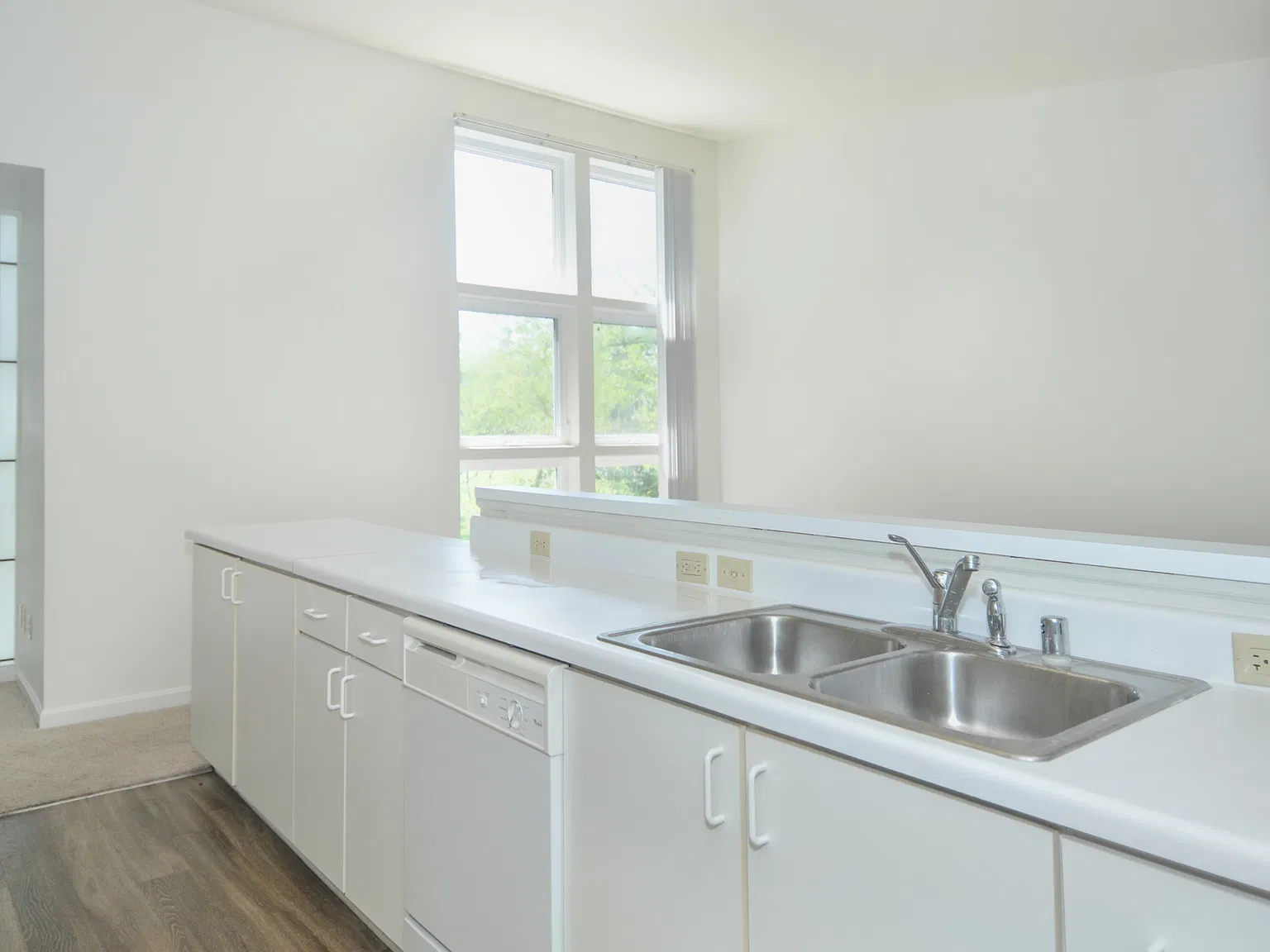 1 bed, 742 sqft, $1,199 — Photo 2