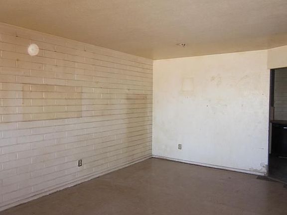 5th image of 1153 E 11th St