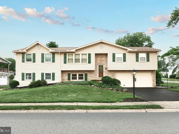 406 Spring Forge Dr, Spring Grove, PA 17362