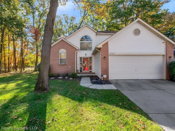 21629 Rose Hollow Dr, Southfield, MI 48075