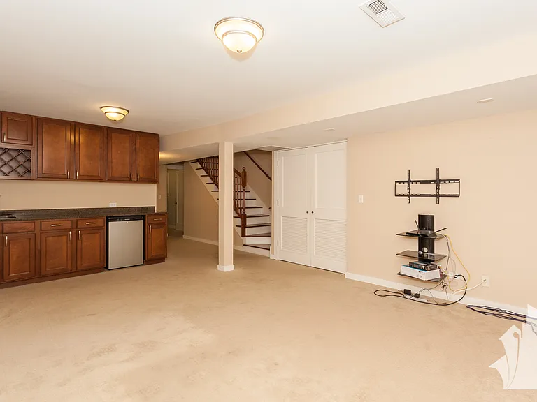 815 W Newport Ave #1R — Photo 14