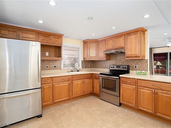 3rd image of 4 Lake Diane Dr
