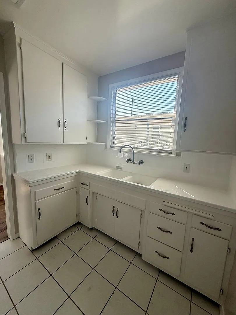4433 E 4th St — Photo 3
